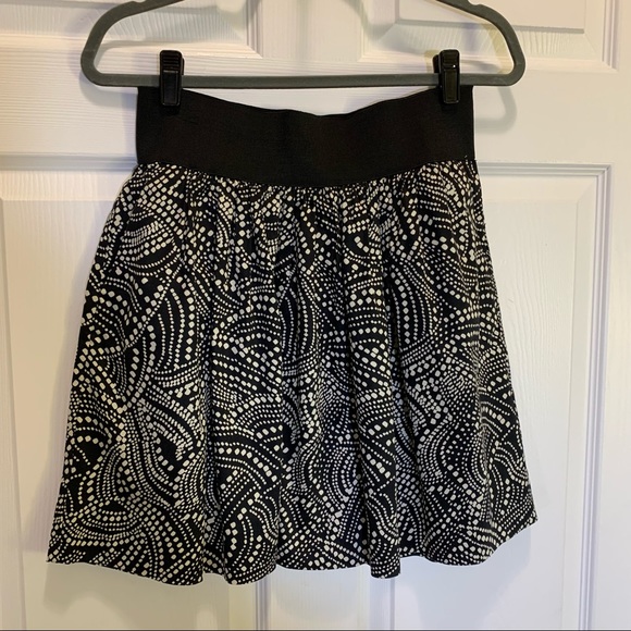 Elle Dresses & Skirts - ELLE Black & White Abstract Print Skirt Size M